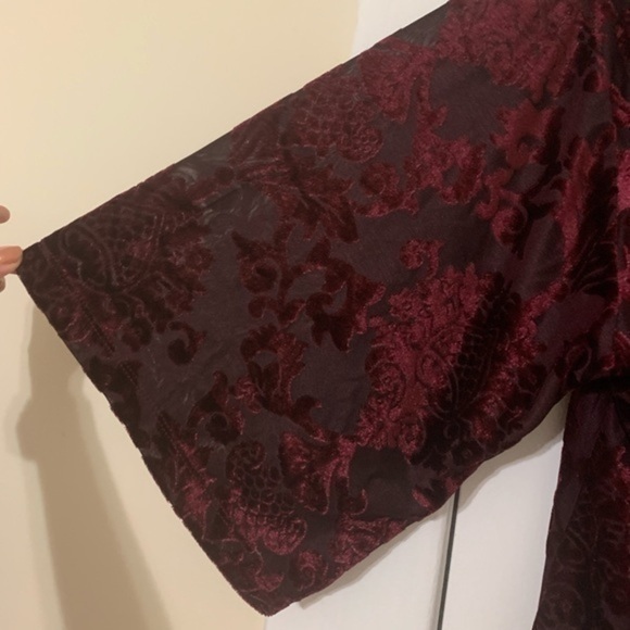 GUESS Maroon & Black Kimono with Tassles Med /Large - Picture 4 of 8